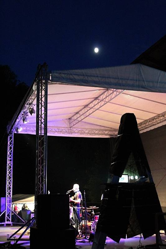Areál letního kina u přehrady Bystřička ožil první červencový svátek hudbou. Konal se tady první ročník world music festivalu s názvem Andělská Bystřička.