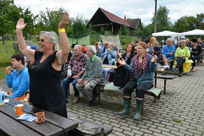 Téměř tři stovky věrných návštěvníků přijely 27. července 2019 i přes uplakané počasí na Pulčín na 24. Amfolkfest.