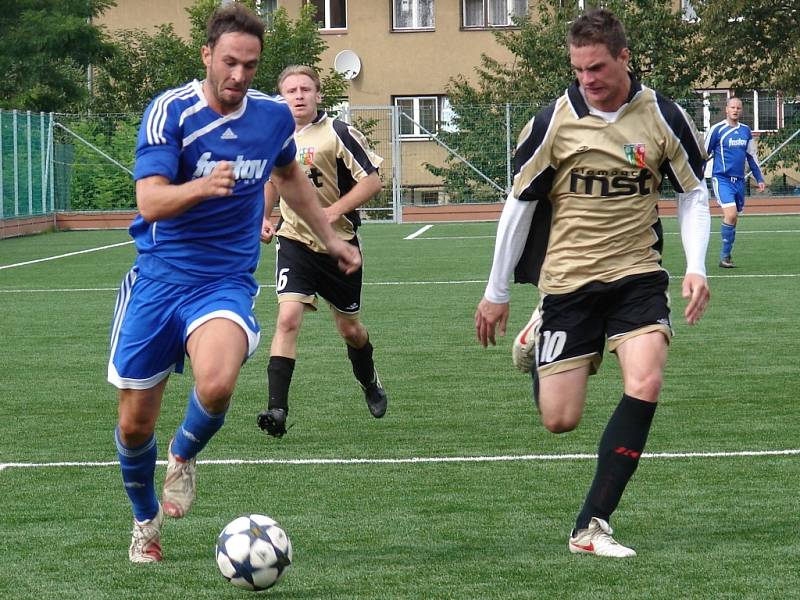 Fotbalisté Semetína (modré dresy) se zapotili, Valašskou Senici porazili těsně 1:0.