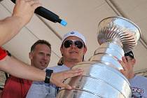 Slavnou trofej Stanley Cup přivezl ve čtvrtek do Vsetína hokejista Jiří Hudler. Na oslavě nechyběli ani Dominik Hašek a slovenský hokejový útočník Tomáš Kopecký