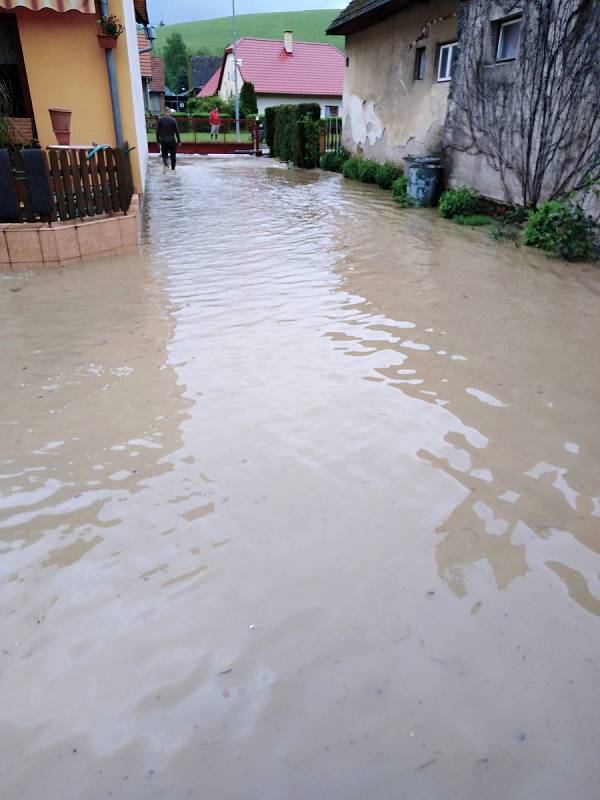 Rodina Pláškova bojovala 22. května 2019 s bleskovou povodní, která zasáhla Ústí u Vsetína. Voda zaplavila zahradu, dvůr i sklepy.