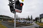 U železničního přejezdu v Hranické ulici ve Valašském Meziříčí, v jehož blízkosti srazil ve čtvrtek 18. listopadu 2021 vlak dva nezletilé chlapce, vzniklo pietní místo.