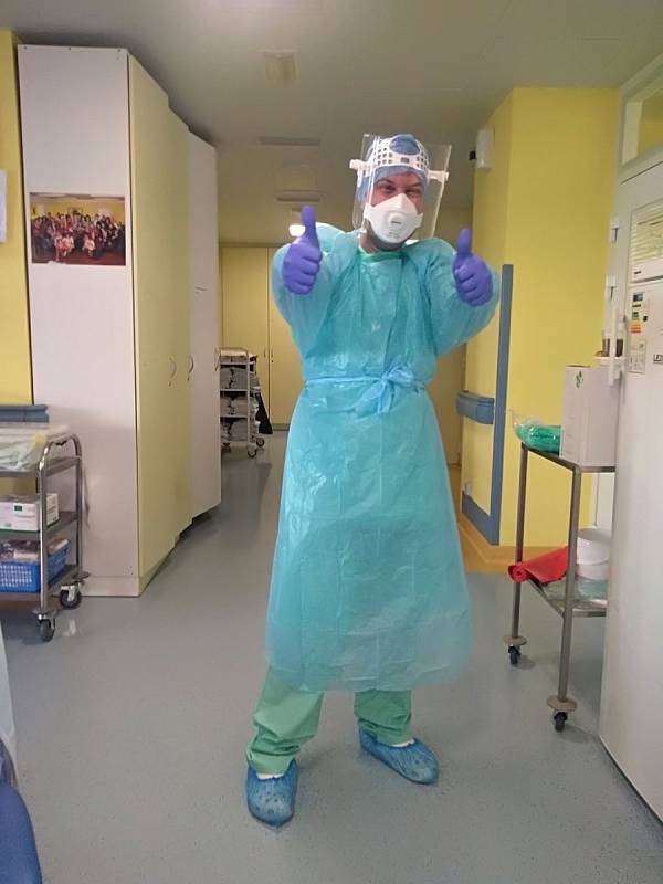 Personál Multidisciplinární jednotky intenzivní péče Nemocnice Valašské Meziříčí je každým dnem v "první linii". Vyšetřuje pacienty s podezřením na nákazu koronavirem. Ochranné pomůcky jsou v tomto případě nezbytností.