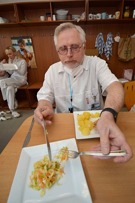 Poslední květnový den 2021 si zdravotníci ve vsetínském očkovacím centru pochutnali na obědě, který pro ně zdarma uvařil provozní vsetínské restaurace. Na snímku lékař Pavel Koňařík.