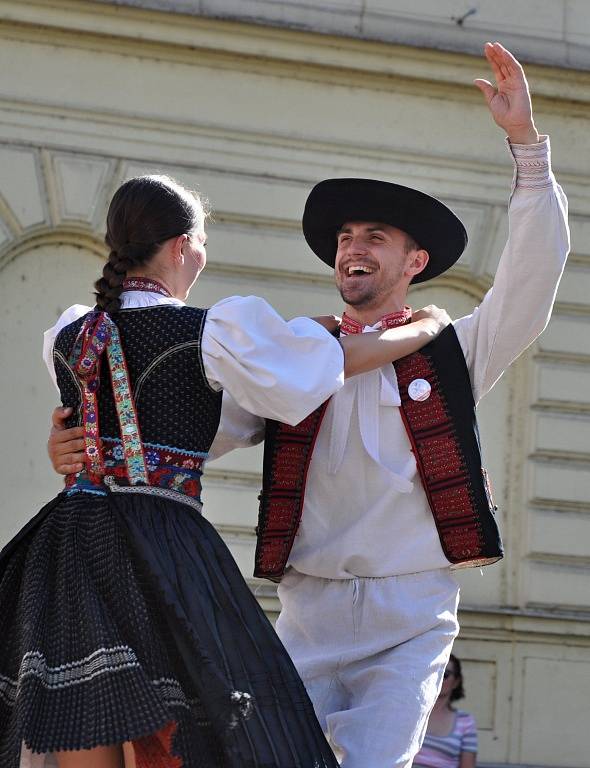 Průvod účastníků IX. ročníku Mezinárodního folklorního festivalu Vsetínský krpce centrem města Vsetín.