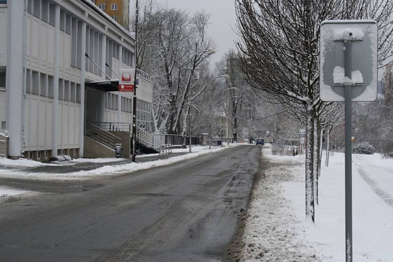 Silnice ve Vsetíně jsou prohrnuty. (U Městských lázní ve Vsetíně)