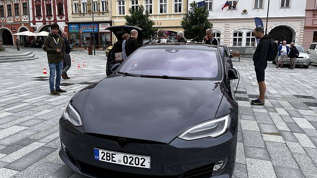 Sraz elektromobilů na náměstí ve Valašském Meziříčí, 5. srpna 2023.