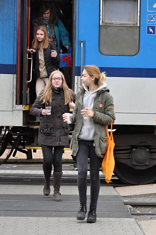 Skupina skautů ze Vsetína a Hovězí přivezla v neděli 16. prosince 2018 na vsetínské vlakové nádraží betlémské světlo.