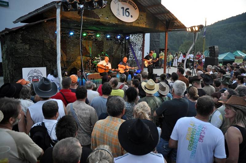 Závěrečné loučení pořadatelů s diváky na konci sobotního programu na scéně Letní kino na 16. ročníku country festivalu Starý dobrý western; Bystřička, Vsetínsko, sobota 2. srpna 2014