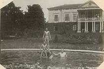 Fritz, Pali, Filip a Feri v bazénu před zámkem v Lešné v roce 1900.