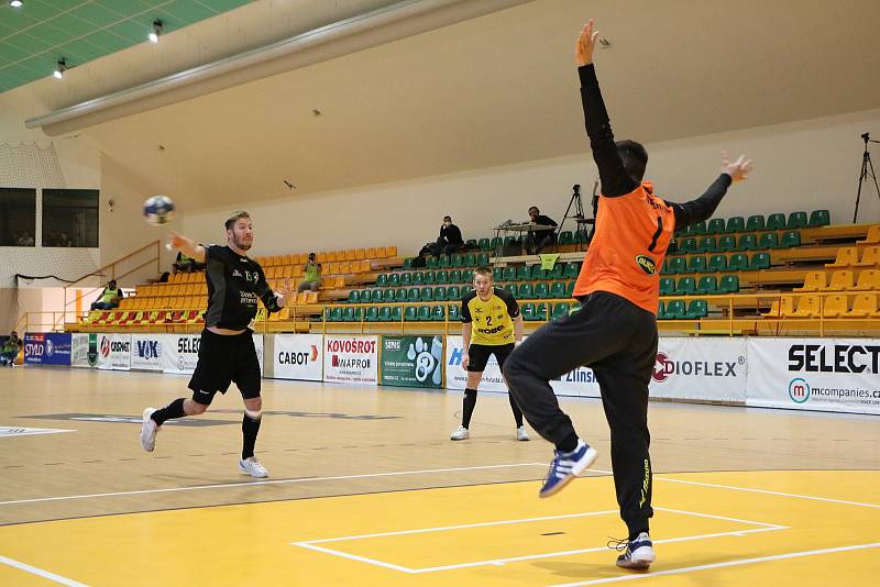 Stejně jako v minulém zápase i v sobotu muselo čtvrtfinálový duel play-off extraligy házenkářů mezi Zubřím (ve žlutém) a Karvinou rozhodnout sedmimetrové hody, ve kterých nyní měli pevnější nervy Slezané (29:28). V sérii na tři výhry vedou 2:1.