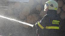 Sedm jednotek hasičů mělo v sobotu 26. října 2019 společné cvičení v Hrachovci. Námětem byl požár uskladněného dřeva.