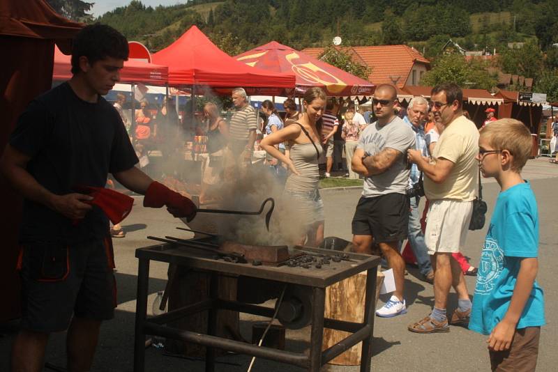 Obyvatelé Karolinky si opět připomněli svou dlouholetou tradici. Sklářský jarmark oslavili se vší parádou.  