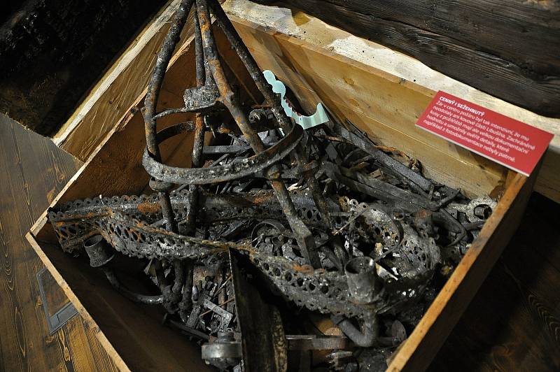Požárem zničené kovové prvky z interiéru Libušína, které jsou velmi cenné pro svou dokumentační hodnotu; Valašské muzeum v přírodě v Rožnově, Sušák, 1. patro, srpen 2020