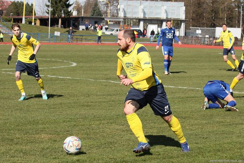 Fotbalisté Valašského Meziříčí (modré dresy) přivítali třetí Bílovec.