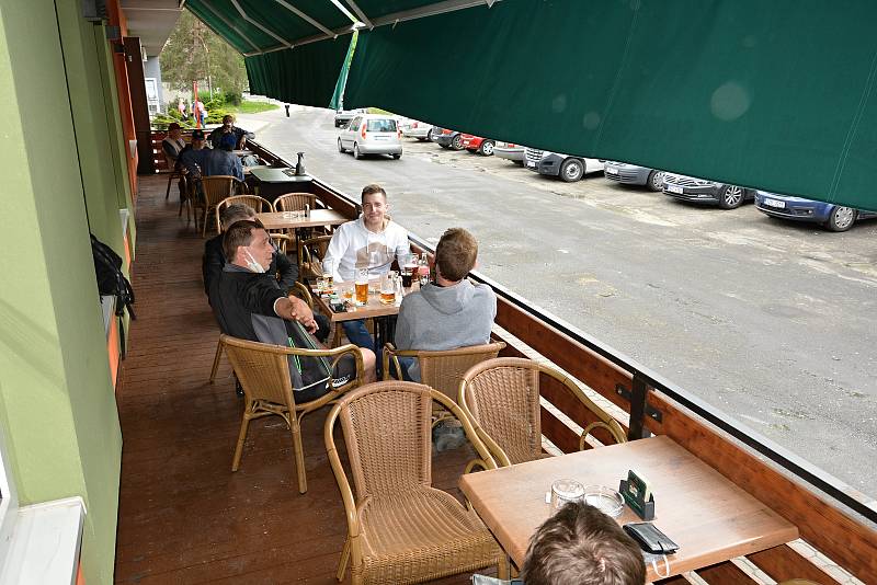 Vsetínské restaurace otevřely zahrádky. Posezení si užívali hosté v sídlišti Ohrada. V bílé mikině Tomáš Cibulka, bokem sedí Břetislav Černota.