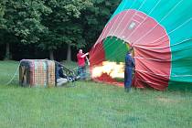 Osm přibližně osmnáct metrů vysokých balonů brázdí v těchto dnech valašským nebem. Vsetín hostí jubilejní dvacátý ročník Setkání horkovzdušných balonů.