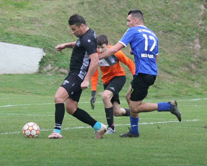 Fotbalisté Vigantic (v černém) se rozloučili s podzimní části I. A třídy skupiny A v derby s Rožnovem pod Radhoštěm přesvědčivou výhrou 5:0. Lví podíl na ni měli největší hvězdy Vigantic Milan Baroš a René Bolf, kteří dali po jedné brance, domácí útočník 