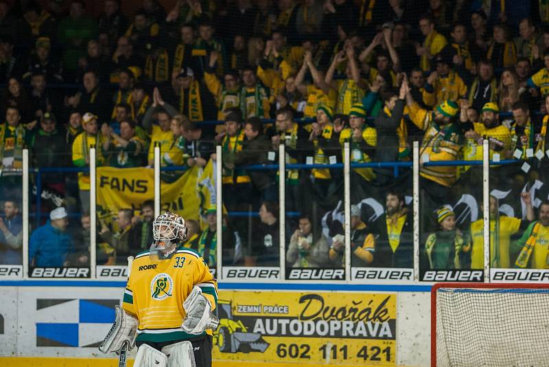 Šesté kolo kvalifikace o WSM ligu, zápas mezi týmy HC Vlci Jablonec nad Nisou a VHK ROBE Vsetín, se odehrálo 13. dubna na zimním stadionu v Jablonci nad Nisou. Na snímku brankář Michal Šurý a fanoučci Vsetína.