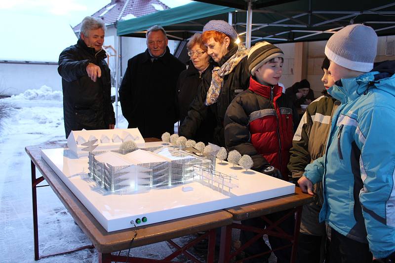 Obyvatelé Horní Lidče se v sobotu odpoledne sešli u místního betlému na adventním setkání.