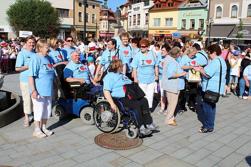 Celkem 2 101 zpěváků a zpěvaček se ve čtvrtek 1. června dopoledne na Masarykově náměstí zapojilo do zpěvu písně Rožnovské hodiny.