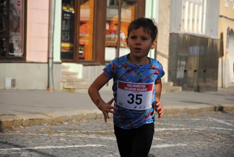 Na start Běhu městem se v sobotu 6. října 2018 ve Valašském Meziříčí postavilo 51 závodníků od žáků po veterány.