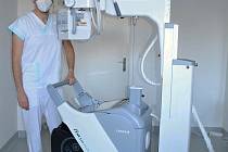 Vedoucí radiologický asistent radiodiagnostického oddělení Nemocnice AGEL Valašské Meziříčí Tomáš Tejkl s novým pojízdným rentgenem; listopad 2021