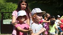 Děti, rodiče i učitelé slavili v úterý 11. června na zahradě mateřské školy v Rokytnice 40 let od založení mateřinky.