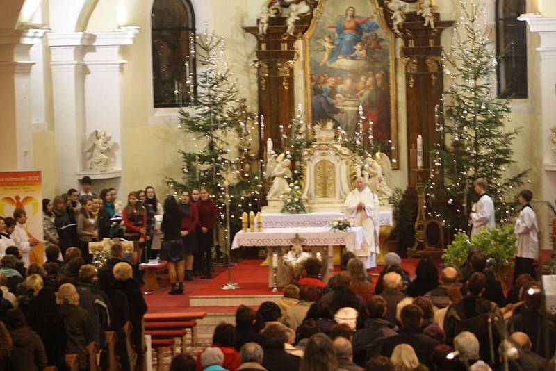 Tradiční půlnoční mše začala ve Vsetíně už v deset hodin večer. Na vánoční zpívání a bohoslužbu se přišlo podívat více než stovka lidí.