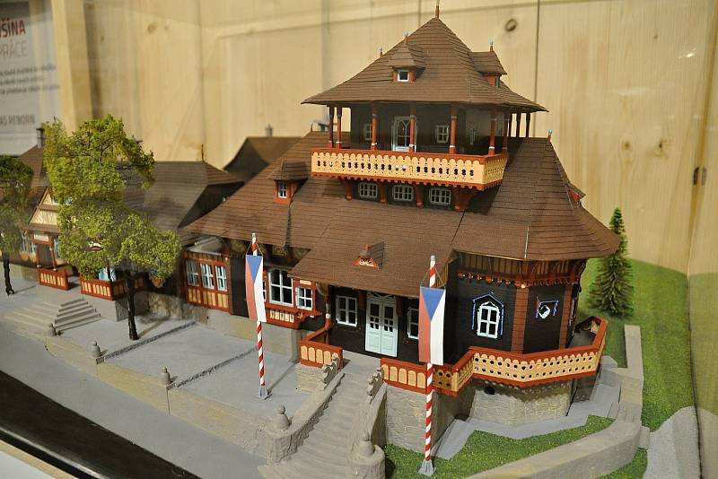 Detailní model obnovené chaty Libušín na Pustevnách vzniklý technologií 3D tisku; Valašské muzeum v přírodě v Rožnově, Sušák, 1. patro, srpen 2020