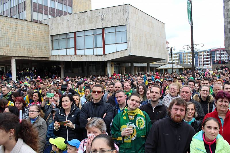 Před vsetínskou radnicí se v sobotu odpoledne sešly žlutozelené davy hokejových fandů, aby oslavily obrovský úspěch vsetínských hokejistů, kteří si čtvrteční výhrou nad Jabloncem zajistili postup do první ligy. Tým vítězů svým fanouškům vyjádřil díky za n