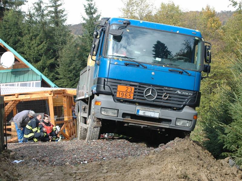 Pod cisternou, která se otáčela na prostranství před domem se sesula krajnice. Hrozil pád auta z prudkého velkého svahu.