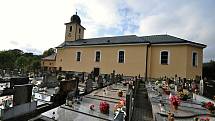 Halenkov - hřbitov a farní kostel Povýšení svatého Kříže vysvěcený roku 1788.