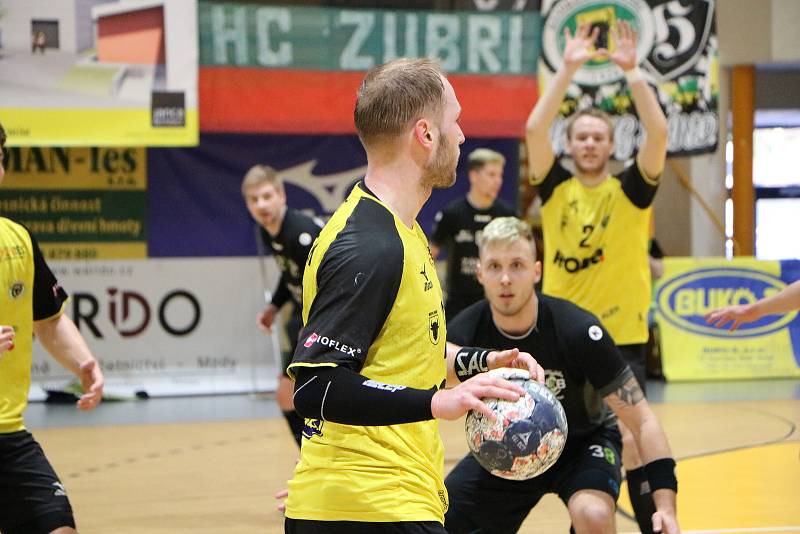 Stejně jako v minulém zápase i v sobotu muselo čtvrtfinálový duel play-off extraligy házenkářů mezi Zubřím (ve žlutém) a Karvinou rozhodnout sedmimetrové hody, ve kterých nyní měli pevnější nervy Slezané (29:28). V sérii na tři výhry vedou 2:1.