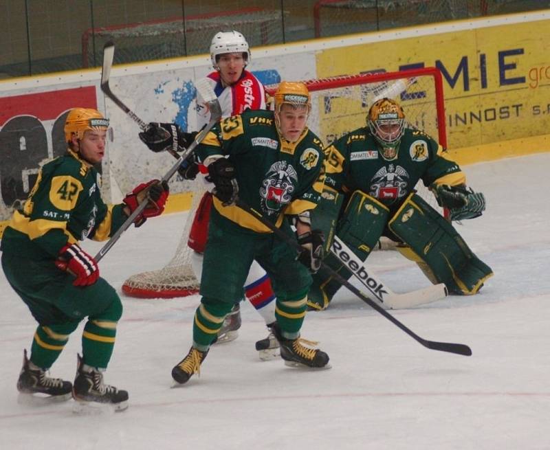 Hokejisté Vsetína (zelené dresy) ve druhém čtvrtfinále play off podlehli Porubě 2:5.