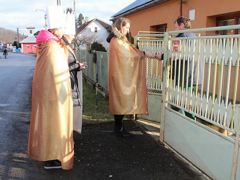 Ve Lhotě u Vsetína chodilo 6. ledna 2018 pět skupin tříkrálových koledníků. Jednu z nich tvořila třináctiletá Tereza, čtrnáctiletá Gabriela a šestnáctiletá Klára.