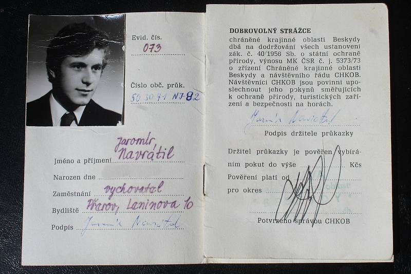 Jaromír Navrátil je dobrovolným strážcem CHKO Beskydy. Pulčínské skály mu učarovaly už v dětství. Je i okolí chrání už přes čtyřicet let. První průkaz z 2. ledna 1985, kdy se stal strážcem.