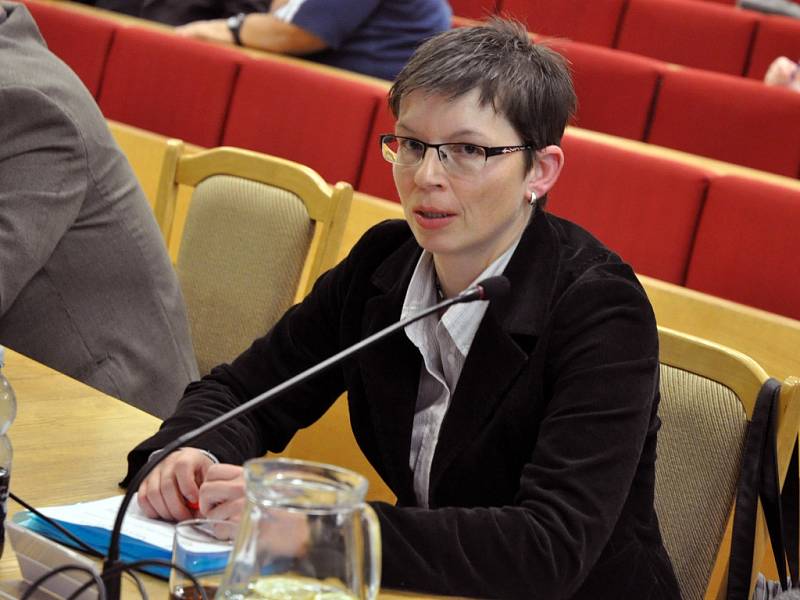 Nově zvolená I. místostarosta města Vsetín Simona Hlaváčová (KDU-ČSL) na třetím ustavujícím zastupitelstvu; Vsetín, zasedací sál MěÚ, pondělí 8. prosince 2014.