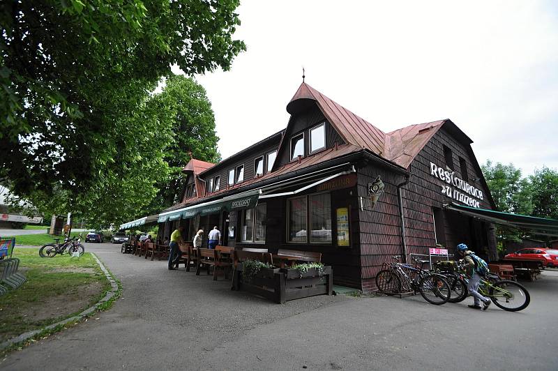 Místní restaurace se pro účely seriálu Doktor Martin proměnila na Hotel Protějov.