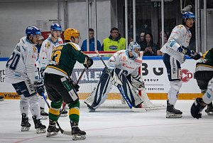 Hokejisté Vsetína (zelené dresy) ve třetím utkání baráže vyzvali Kladno.