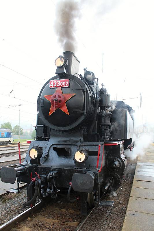 Oslavit 110 let železniční trati Vsetín - Velké Karlovice přišly v sobotu 1. září stovky lidí. Lákal parní Matěj i motorový Hurvínek.
