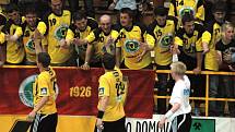 První zápas semifinále play off Zubří (ve žlutém) – Lovosice 36:24 se domácím fanouškům musel líbit.