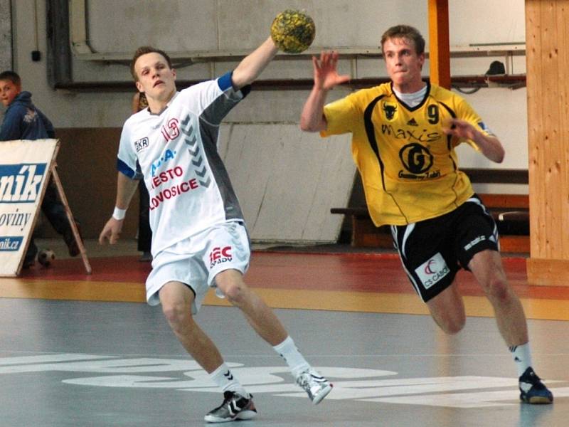 První semifinále play off házenkářů: zuberský Jakub Hrstka (ve žlutém) a lovosický Roman Jelínek.