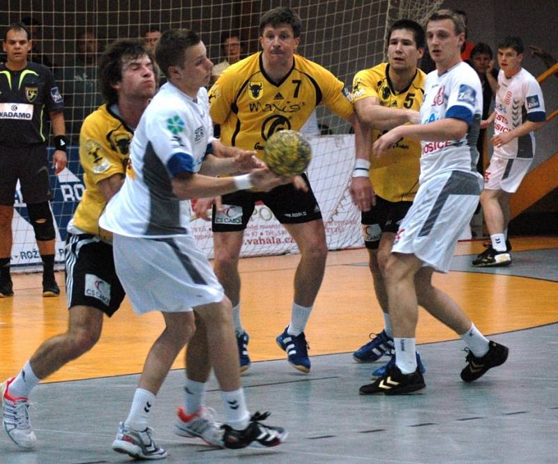 První zápas semifinále play off Zubří (ve žlutém) – Lovosice 36:24.
