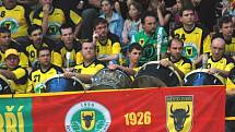 První zápas semifinále play off Zubří (ve žlutém) – Lovosice 36:24 se domácím fanouškům musel líbit.