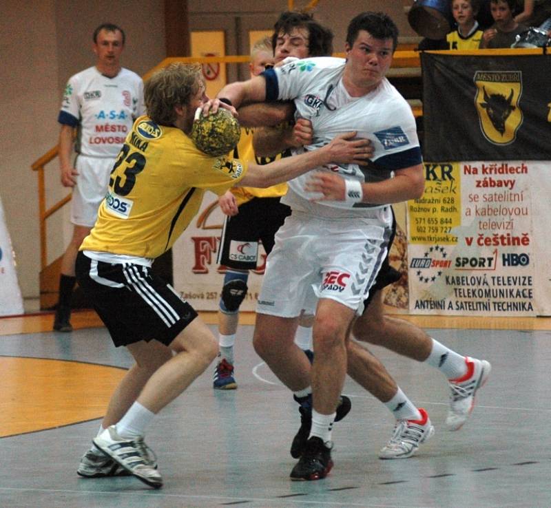 První zápas semifinále play off Zubří (ve žlutém) – Lovosice 36:24.