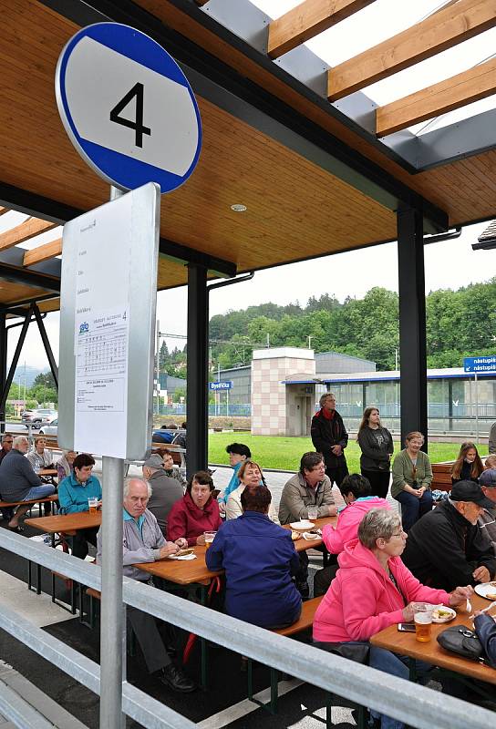 Obyvatelé obce Bystřička na Vsetínsku přihlížejí slavnostnímu otevření nového dopravního terminálu v obci; pátek 19. června 2020