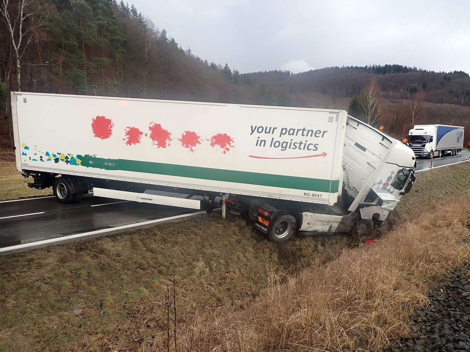 Nehoda kamionu v pátek zablokovala provoz mezi Bystřičkou a Jablůnkou -  Valašský deník