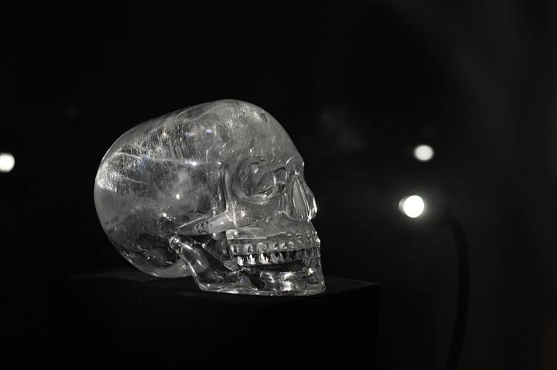 Výstava Největší záhady a tajemství světa v Muzejním a galerijním centru ve Valašském Meziříčí (2. srpna - 30. září 2022) - replika slavné Mitchell-Hedgesovi křišťálové lebky.