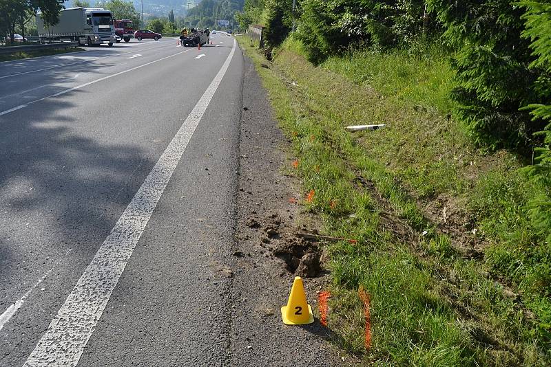 Řidička z Valašského Meziříčí převrátila svoje auto na střechu. Za havárii může hmyz, který ženě vletěl do auta a po kterém se ohnala.